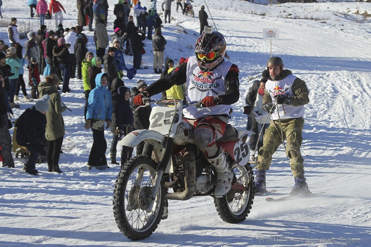 Blakus Cēsu pilsdrupām aizvadītas Red Bull Twitch’n’Ride skijoringa sacensības 143294