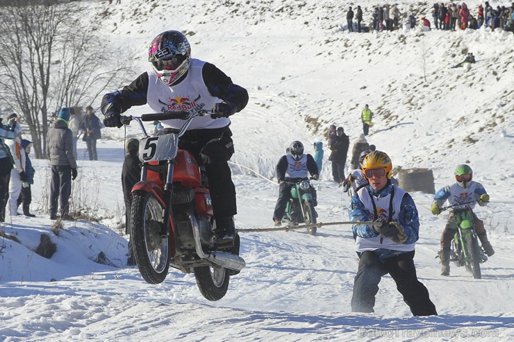 Blakus Cēsu pilsdrupām aizvadītas Red Bull Twitch’n’Ride skijoringa sacensības 143297