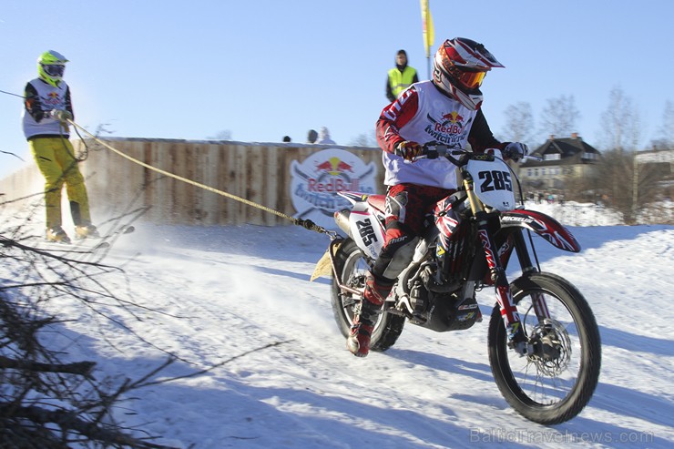 Blakus Cēsu pilsdrupām aizvadītas Red Bull Twitch’n’Ride skijoringa sacensības 143309