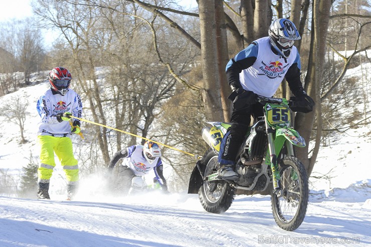 Blakus Cēsu pilsdrupām aizvadītas Red Bull Twitch’n’Ride skijoringa sacensības 143313