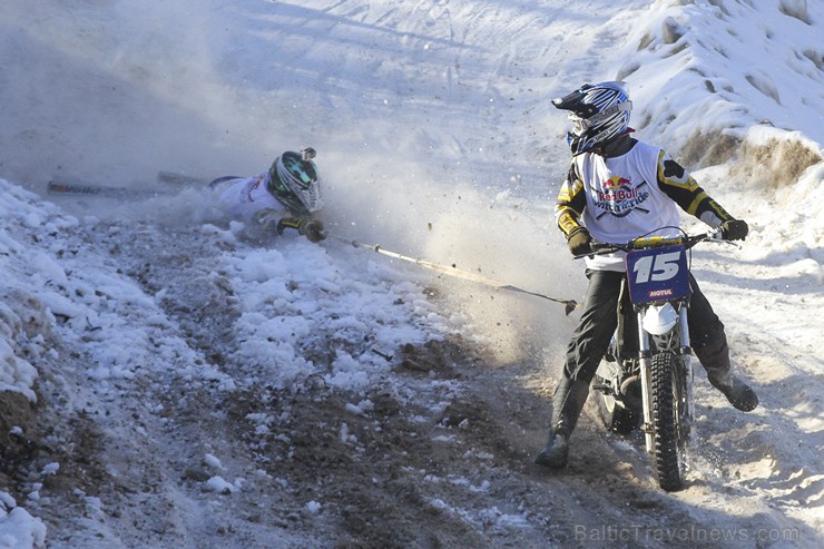 Blakus Cēsu pilsdrupām aizvadītas Red Bull Twitch’n’Ride skijoringa sacensības 143314