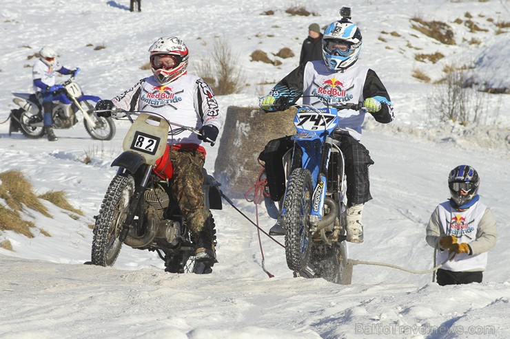 Blakus Cēsu pilsdrupām aizvadītas Red Bull Twitch’n’Ride skijoringa sacensības 143315