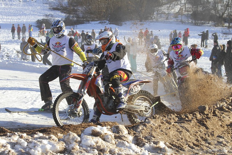 Blakus Cēsu pilsdrupām aizvadītas Red Bull Twitch’n’Ride skijoringa sacensības 143321