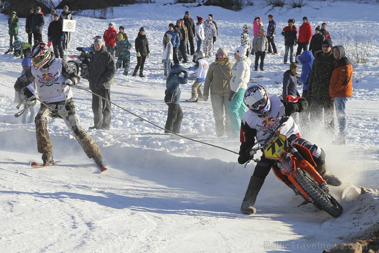 Blakus Cēsu pilsdrupām aizvadītas Red Bull Twitch’n’Ride skijoringa sacensības 143324