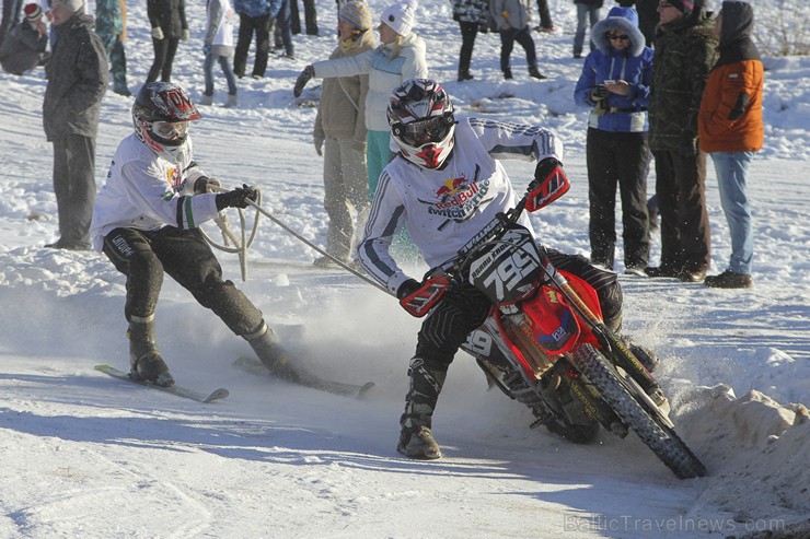 Blakus Cēsu pilsdrupām aizvadītas Red Bull Twitch’n’Ride skijoringa sacensības 143325