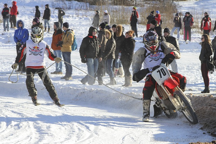 Blakus Cēsu pilsdrupām aizvadītas Red Bull Twitch’n’Ride skijoringa sacensības 143327