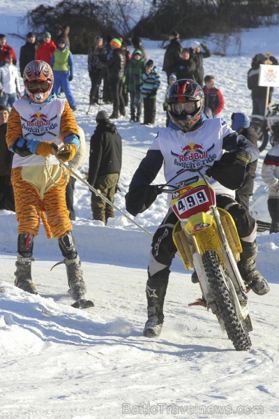 Blakus Cēsu pilsdrupām aizvadītas Red Bull Twitch’n’Ride skijoringa sacensības 143329