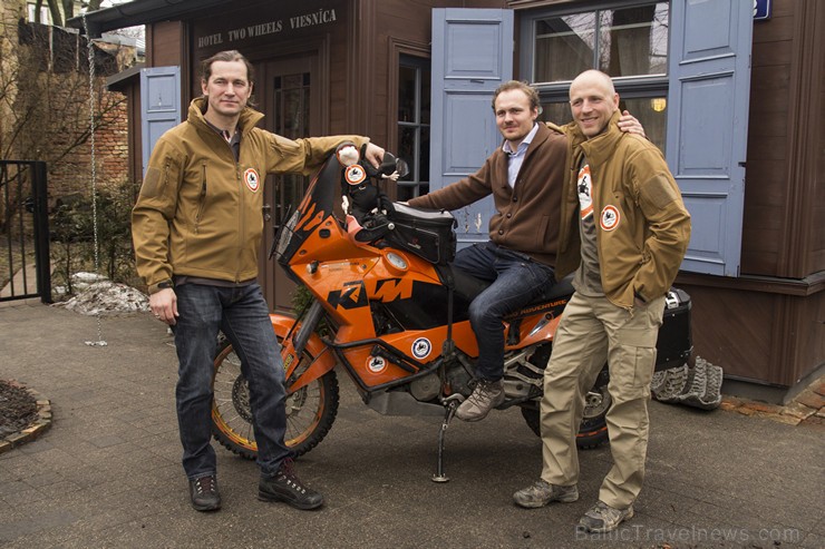 Motoekspedīcija «2 Rati 2 Ragi» atvadās no Latvijas, lai dotos trīs mēnešu ilgā braucienā no Labās Cerības raga (Keiptaunā) līdz Eiropas tālākajam zie 143522