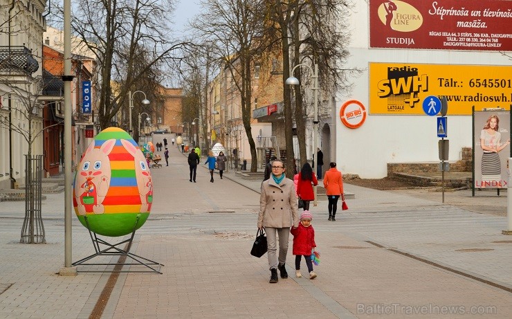 Savukārt Vienības laukumā top pilsētas «galvenā» Lieldienu ola, Tāpat kā aizpērn un pērn, tā būs Latvijā lielākā Lieldienu ola, kuras augstums būs vai 145683
