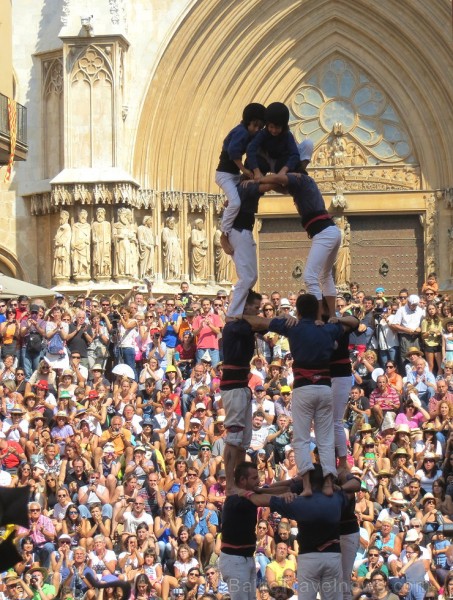 Katalonijas kasteljeri pārsteidz tūristus ar cilvēku torņiem 146728