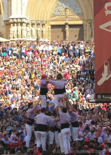 Katalonijas kasteljeri pārsteidz tūristus ar cilvēku torņiem 146732