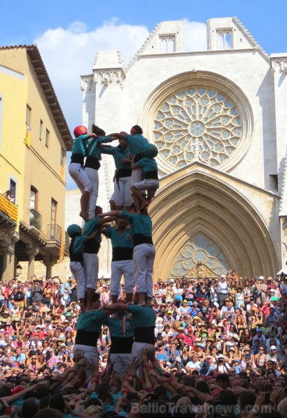 Katalonijas kasteljeri pārsteidz tūristus ar cilvēku torņiem 146744
