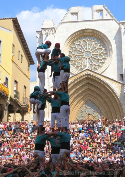 Katalonijas kasteljeri pārsteidz tūristus ar cilvēku torņiem 146745