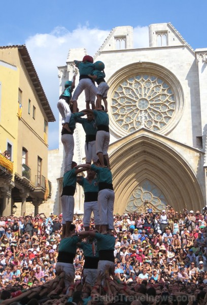 Katalonijas kasteljeri pārsteidz tūristus ar cilvēku torņiem 146747