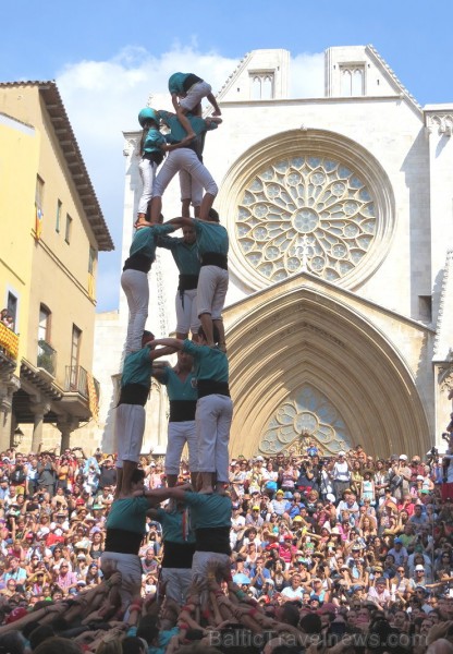 Katalonijas kasteljeri pārsteidz tūristus ar cilvēku torņiem 146748