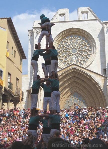 Katalonijas kasteljeri pārsteidz tūristus ar cilvēku torņiem 146750