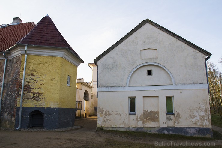 Saglabājies viens sākotnējais stūra tornītis, otrs piebūvēts vēlāk, pagarinot ēku 146797