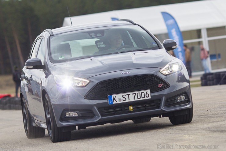 Sporta kompleksā «333» prezentē jaunāko «Ford Focus ST» 146915