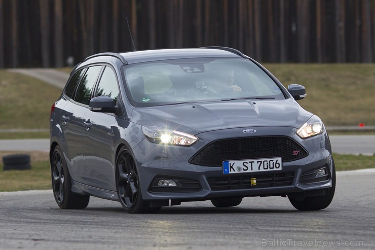 Sporta kompleksā «333» prezentē jaunāko «Ford Focus ST» 146916