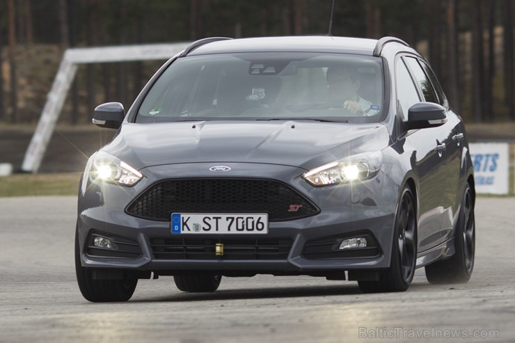 Sporta kompleksā «333» prezentē jaunāko «Ford Focus ST» 146917