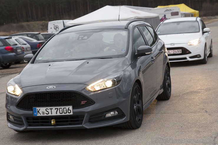 Sporta kompleksā «333» prezentē jaunāko «Ford Focus ST» 146924