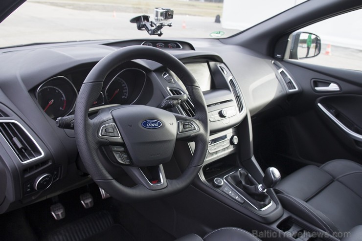 Sporta kompleksā «333» prezentē jaunāko «Ford Focus ST» 146928