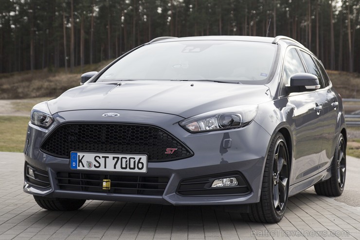 Sporta kompleksā «333» prezentē jaunāko «Ford Focus ST» 146930