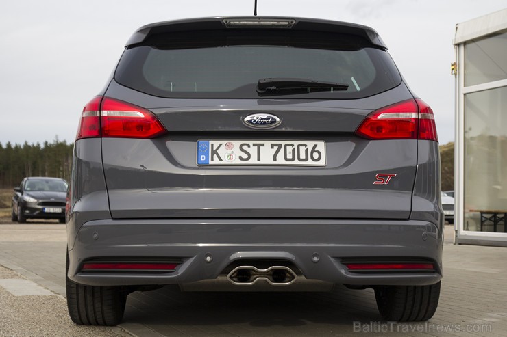 Sporta kompleksā «333» prezentē jaunāko «Ford Focus ST» 146931