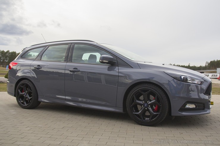 Sporta kompleksā «333» prezentē jaunāko «Ford Focus ST» 146935