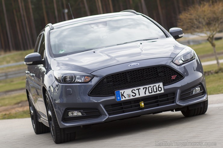 Sporta kompleksā «333» prezentē jaunāko «Ford Focus ST» 146939