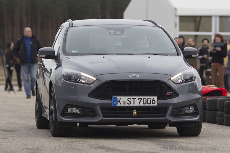 Sporta kompleksā «333» prezentē jaunāko «Ford Focus ST» 146941