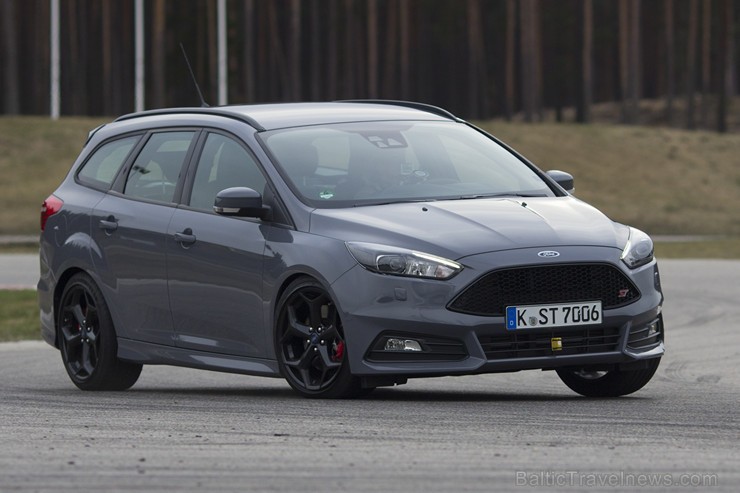 Sporta kompleksā «333» prezentē jaunāko «Ford Focus ST» 146942