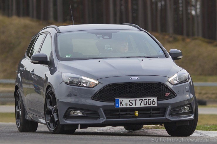 Sporta kompleksā «333» prezentē jaunāko «Ford Focus ST» 146943