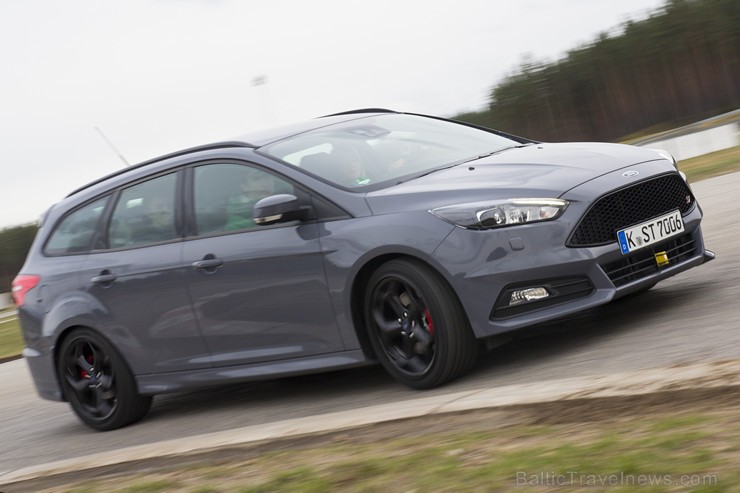 Sporta kompleksā «333» prezentē jaunāko «Ford Focus ST» 146947