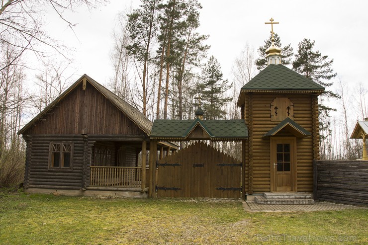 Šodien baznīcu ieskauj guļbūves ēkas un tāds pats žogs, kas garāmbraucējiem atgādina par kādreizējo šīs vietas vēsturi - Jersikas valsti 147366