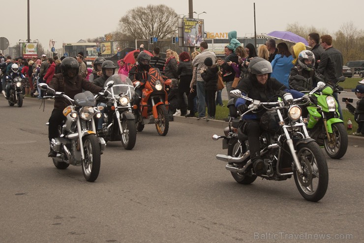 Ar tradicionālo motociklu parādi atklāj 2015. gada motosezonu 147476