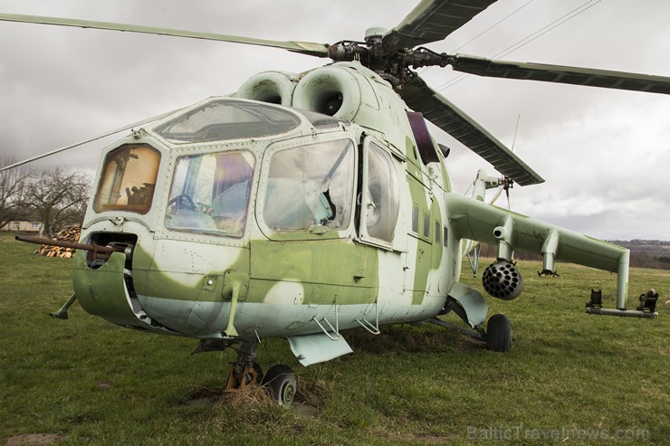 Kraujas ciemata pievārtē ceļa malā ir apskatāms unikāls lidaparāts - MI-24A 147936