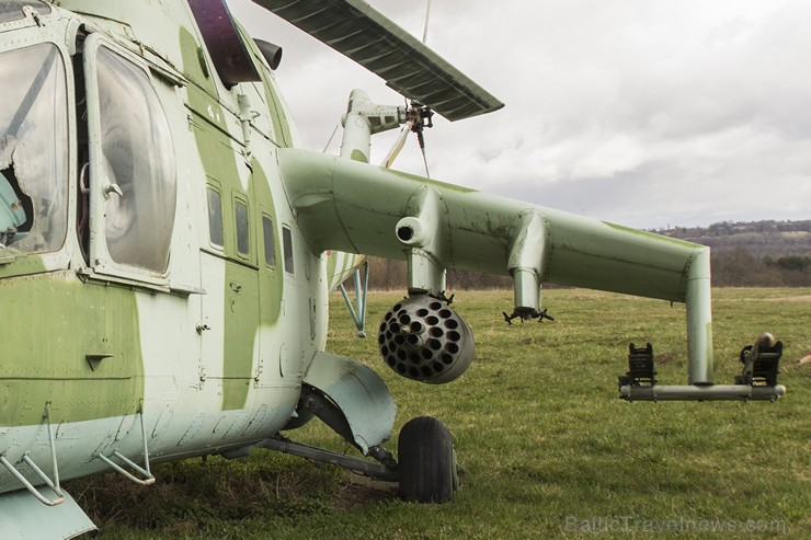 Kraujas ciemata pievārtē ceļa malā ir apskatāms unikāls lidaparāts - MI-24A 147937