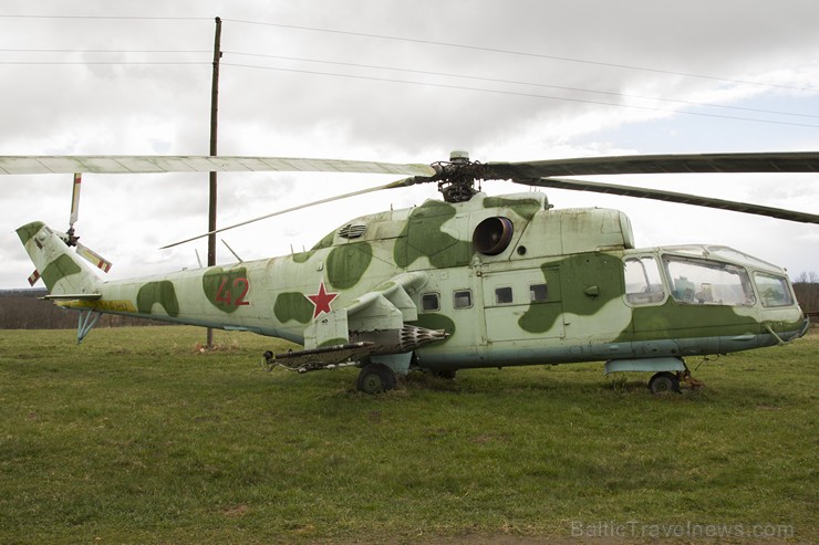 Kraujas ciemata pievārtē ceļa malā ir apskatāms unikāls lidaparāts - MI-24A 147949