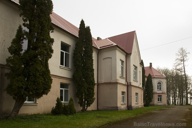 Vānes muiža celta 19. gadsimtā. Ēkā tagad izvietota Vānes pamatskola, taču baronu laikos kopā ar Aizupi tā bijusi viens no lielākajiem apkārtnes īpašu 148561