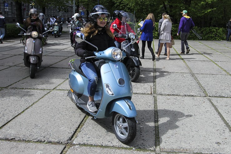 Vespa rolleru īpašnieki atklāj vasaras sezonu 149406