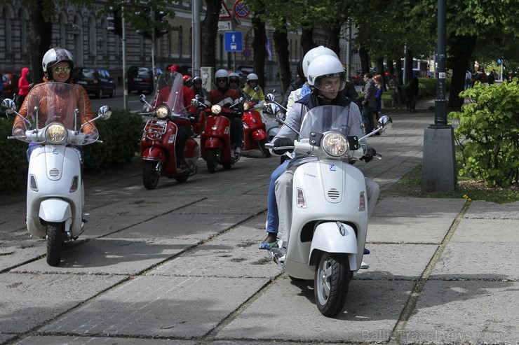 Vespa rolleru īpašnieki atklāj vasaras sezonu 149409