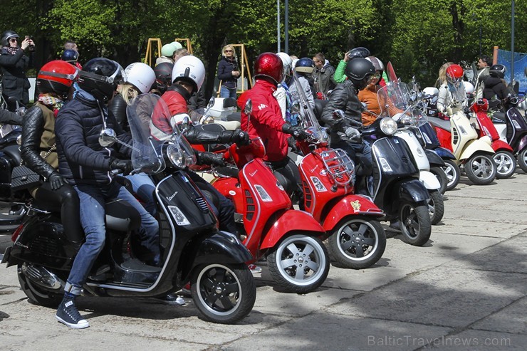 Vespa rolleru īpašnieki atklāj vasaras sezonu 149416