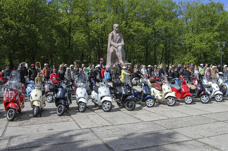 Vespa rolleru īpašnieki atklāj vasaras sezonu 149428