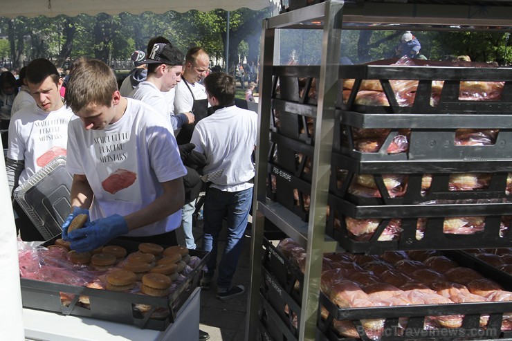 Esplanādē «Pop-up 2000 burgeru restorāns» cienā ar svaigi pagatavotiem burgeriem par brīvu 149433