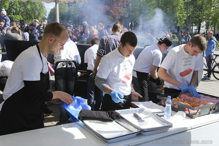 Esplanādē «Pop-up 2000 burgeru restorāns» cienā ar svaigi pagatavotiem burgeriem par brīvu 149434