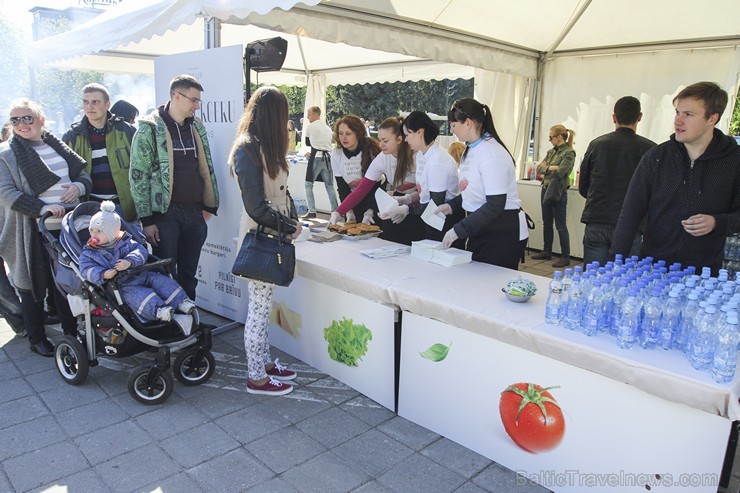 Esplanādē «Pop-up 2000 burgeru restorāns» cienā ar svaigi pagatavotiem burgeriem par brīvu 149438