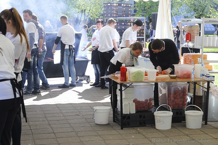 Esplanādē «Pop-up 2000 burgeru restorāns» cienā ar svaigi pagatavotiem burgeriem par brīvu 149441