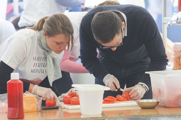 Esplanādē «Pop-up 2000 burgeru restorāns» cienā ar svaigi pagatavotiem burgeriem par brīvu 149442