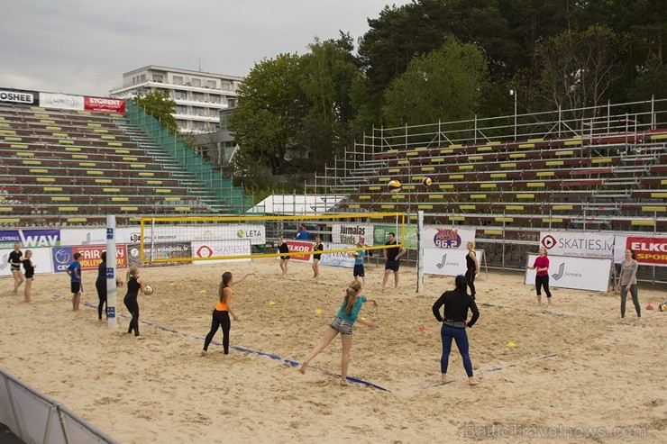 Pludmales volejbola treniņi Jūrmala Masters pludmales stadionā pulcē dažādas sagatavotības spēlētājus 149599